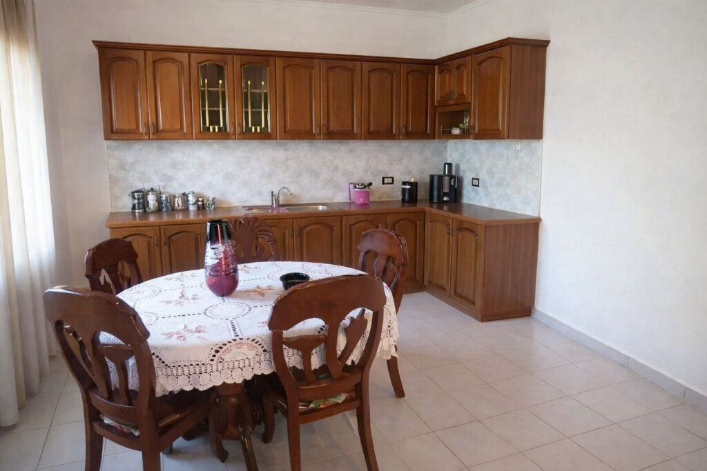 Villa su due piani in vendita vicino alla scuola Bajram Curri Tirana (ID 4141002)