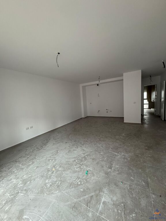 VENDESI APPARTAMENTO 1+1+CORTILE "GOLFO DI LALËZ, SAN PIETRO" 269000 EURO