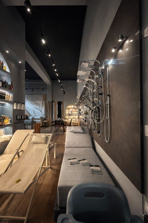 VENDITA AMBIENTE COMMERCIALE 180M2 "VICINO OSPEDALE AMERICANO 3,GOLDEN PARK" 540000 EURO