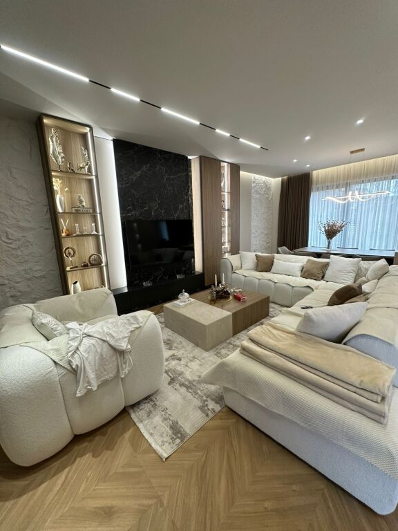 🏡 Jepet Vile moderne me qira te Vila Roses, Farke