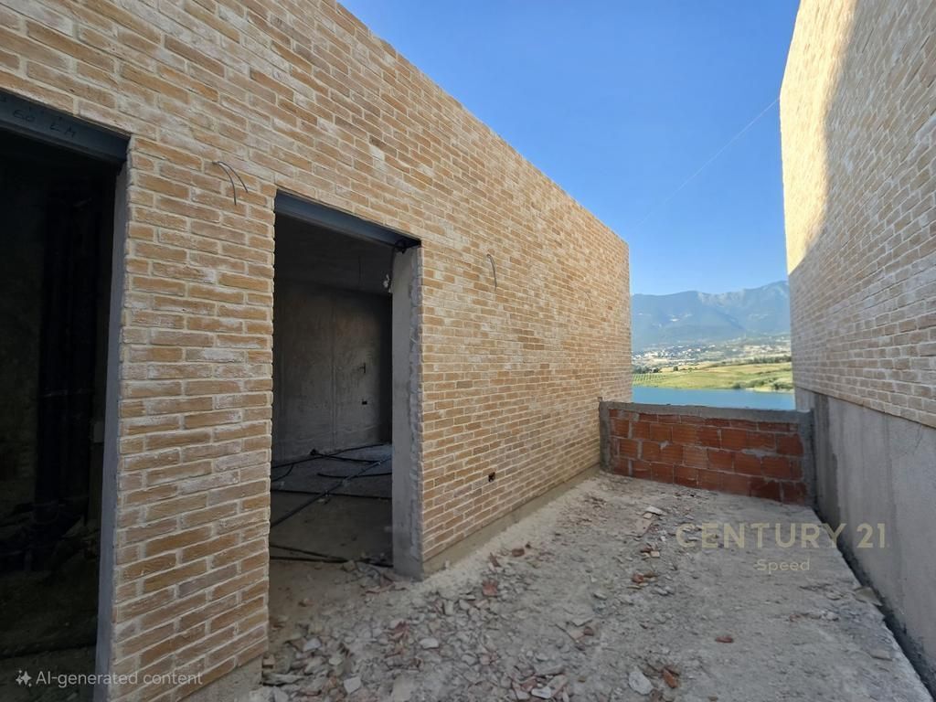 VILLA WITH POOL FOR SALE WITH LAKE VIEW