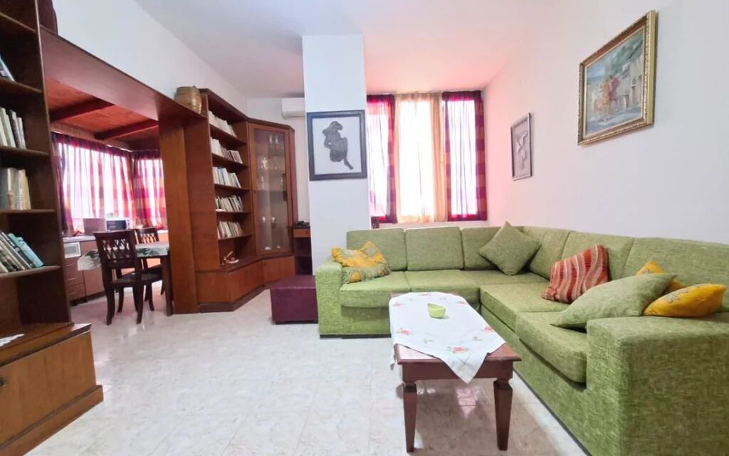 In Affitto: Ultra 2+1+cucina vicino a Rr. Kavajës - Centro 8° piano (ultimo) Con ascensore 49.500 lek (90 m2) (5min dal centro)