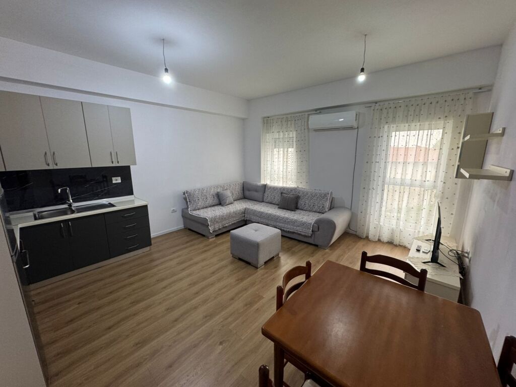 🏡 Jepet me qira apartament 1+1 📍 Adresa: Ali Demi, Kompleksi Kaimi💰 Çmimi: 40.000 lekë / muaj