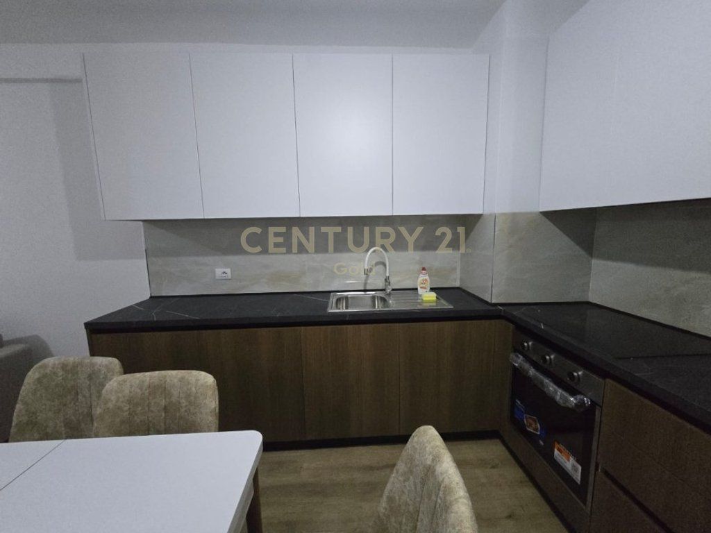 Appartamento comodo e funzionale in affitto, organizzato in: • 2 camere da letto • 1 soggiorno + cucina • 2 bagni • Posto auto  L'appartamento è arredato, illuminato naturalmente e adatto per famiglie o coppie. Zona tranquilla, con facile accesso a servizi e trasporti.  📍 L'appartamento è disponibile dal 1 marzo 📞 Per maggiori informazioni o visita, contattare in privato.