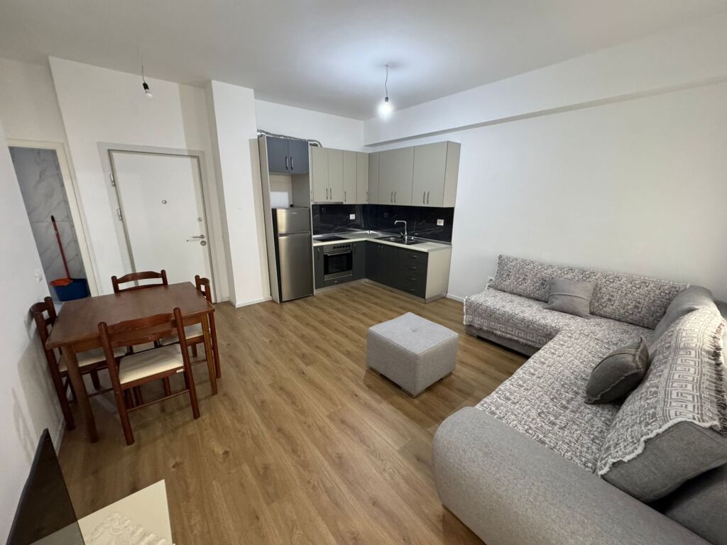 🏡 Jepet me qira apartament 1+1 📍 Adresa: Ali Demi, Kompleksi Kaimi💰 Çmimi: 40.000 lekë / muaj