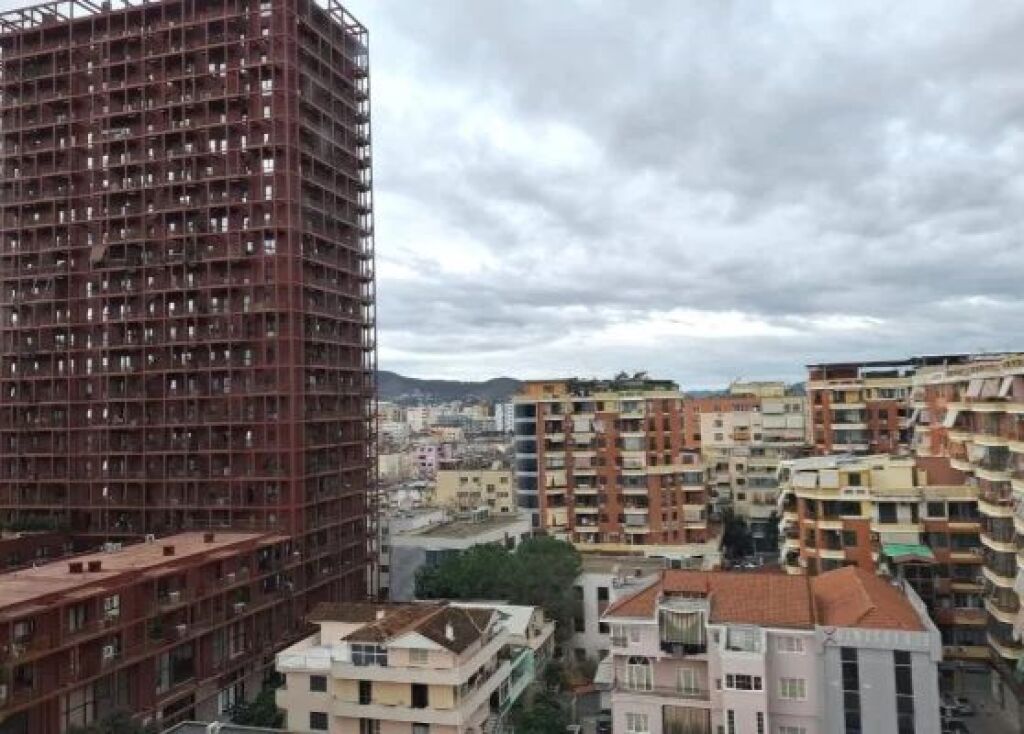 In Affitto: Ultra 2+1+cucina vicino a Rr. Kavajës - Centro 8° piano (ultimo) Con ascensore 49.500 lek (90 m2) (5min dal centro)
