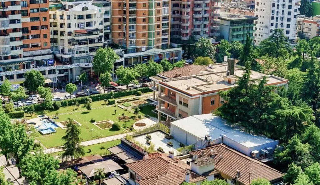 🏢 AMBIENT ZYRE ME QIRA – PRANË BLLOKUT