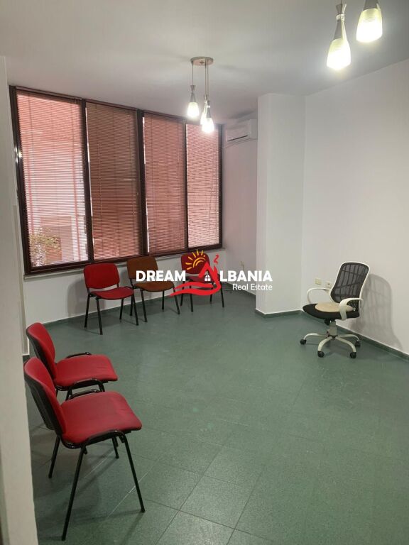 Zyre me qera ne Qender prane Parlamentit ne Tirane (ID 4261638)
