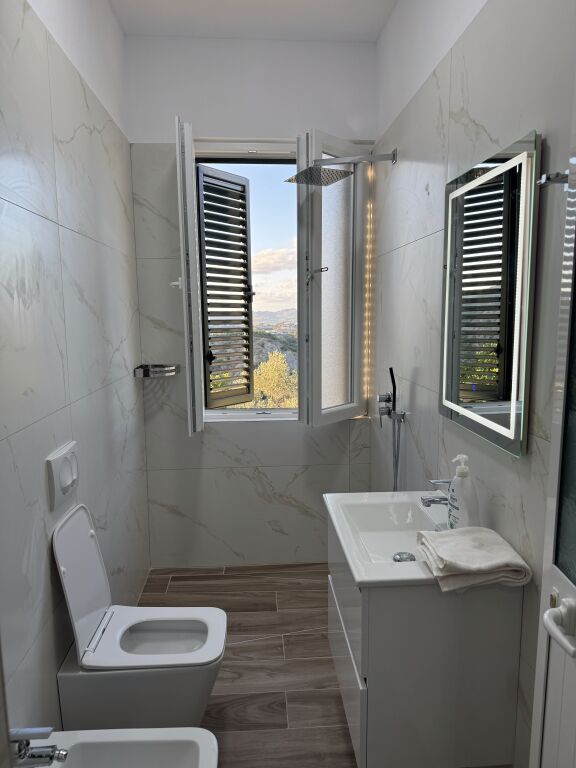 Villa con vista sul lago di Gjokaj + terreno