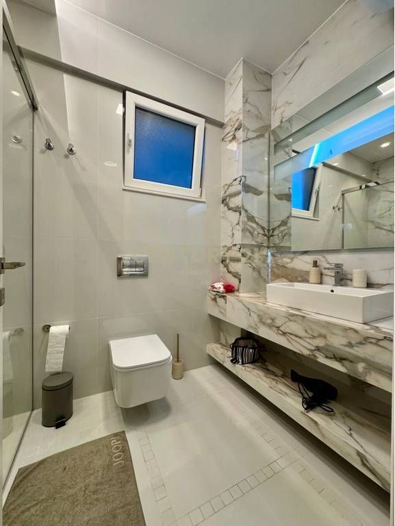 SHITET SUPER APARTAMENT 3+1+2 ME POST PARKIMI TEK LIQENI I THATE