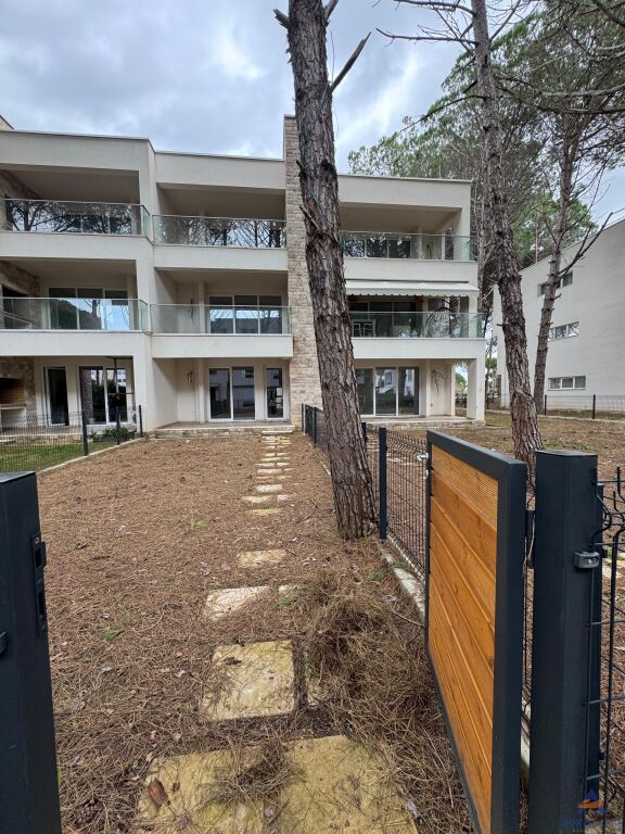 VENDESI APPARTAMENTO 1+1+CORTILE "GOLFO DI LALËZ, SAN PIETRO" 269000 EURO