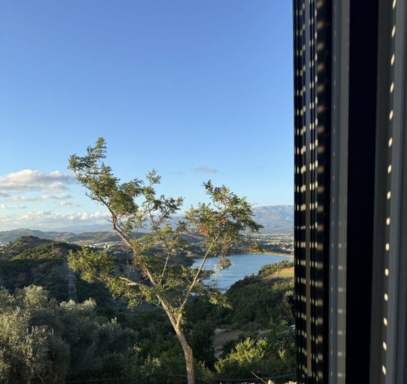 Villa con vista sul lago di Gjokaj + terreno