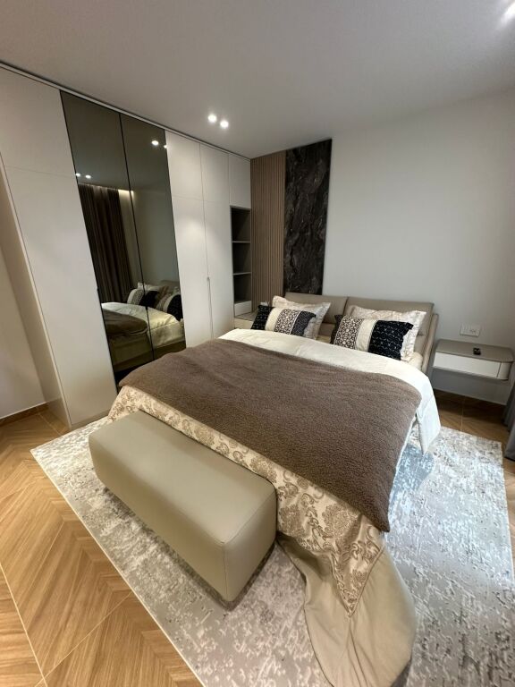 🏡 Jepet Vile moderne me qira te Vila Roses, Farke