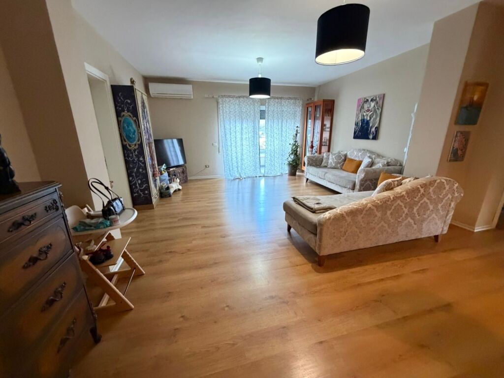 Shitet Apartament te Liqeni Thatë