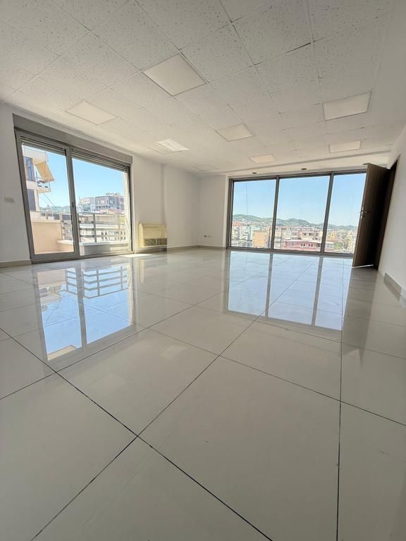 🏢 AMBIENT ZYRE ME QIRA – PRANË BLLOKUT