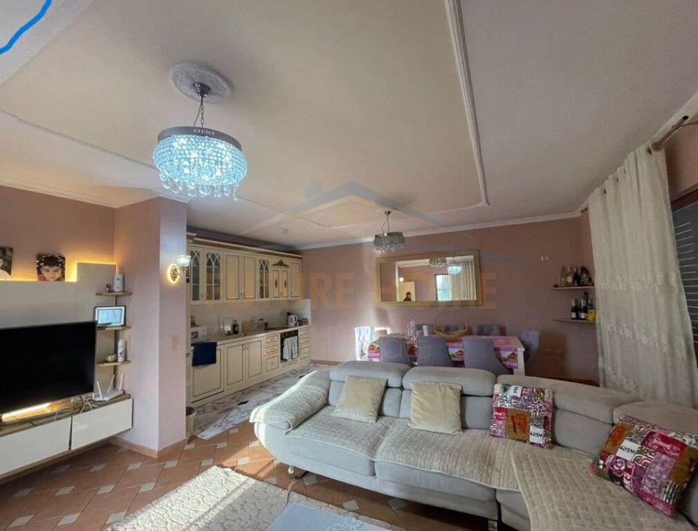 Villa su 3 piani in vendita, Sauk, Tirana