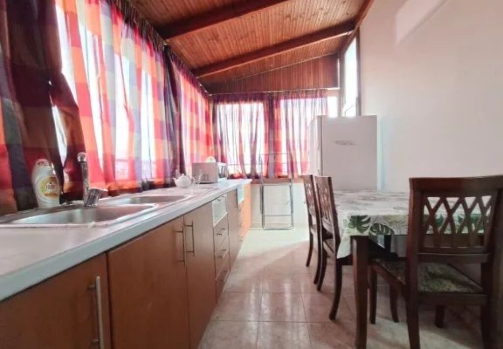In Affitto: Ultra 2+1+cucina vicino a Rr. Kavajës - Centro 8° piano (ultimo) Con ascensore 49.500 lek (90 m2) (5min dal centro)