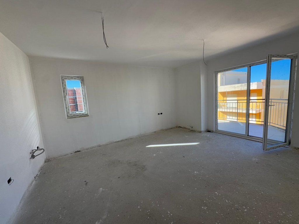 APARTAMENT 2+1 NE SHITJE UJI I FTOHTE