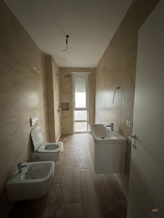 VENDESI APPARTAMENTO 1+1+CORTILE "GOLFO DI LALËZ, SAN PIETRO" 269000 EURO
