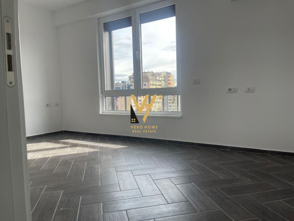 JEPET ZYRE 80 M2 ME QERA NE MYSLYM SHYR 800 EURO