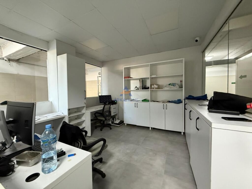 MAGAZZINO IN AFFITTO 1200 M2 "CURVA DI KAMZË" 6000 EURO (PARCHEGGIO PER AUTO MOLTO PESANTI).