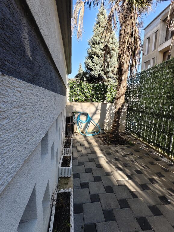 SHITET APARTAMENT 1+1 ME OBORR TE GJIRI I LALZIT PRANE KOMPLEKSIT "INSIFA"
