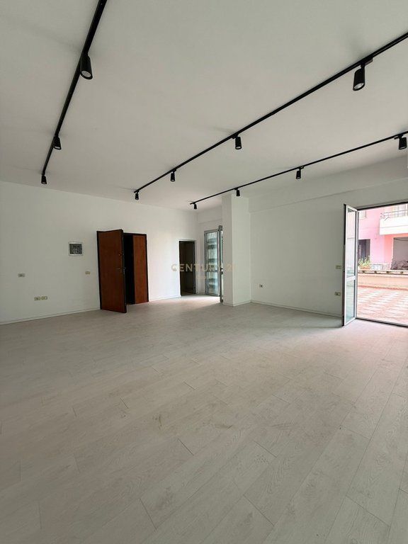 UNITÀ COMMERCIALE IN VENDITA A VLORE, TRANSBALLKANICA