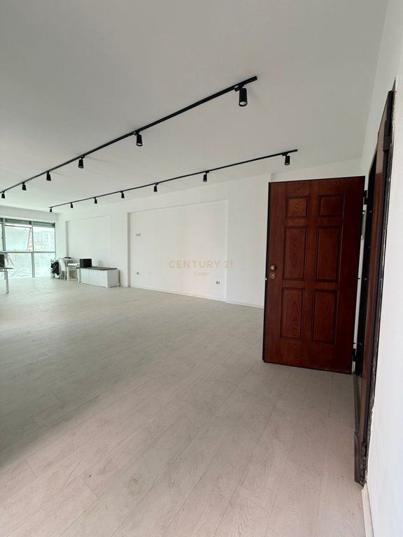 UNITÀ COMMERCIALE IN VENDITA A VLORE, TRANSBALLKANICA