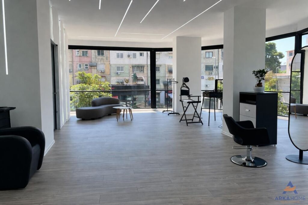 SHITET BIZNES 125 M² "RRUGA XHANFIZE KEKO, PORCELAN" 15.000 EURO