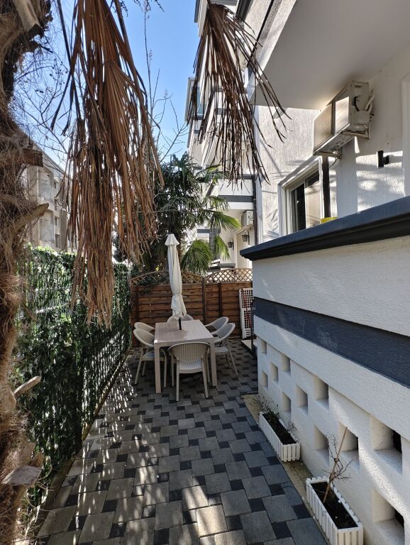SHITET APARTAMENT 1+1 ME OBORR TE GJIRI I LALZIT PRANE KOMPLEKSIT "INSIFA"