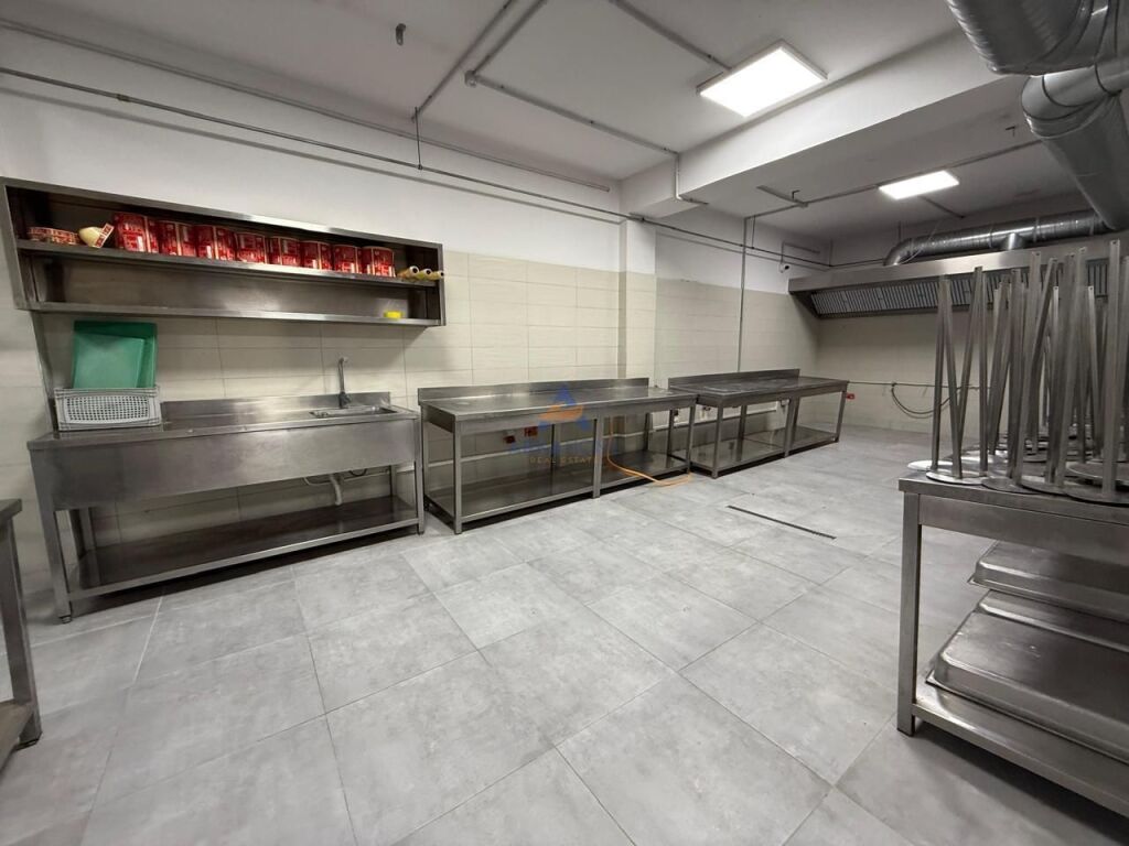 MAGAZZINO IN AFFITTO 1200 M2 "CURVA DI KAMZË" 6000 EURO (PARCHEGGIO PER AUTO MOLTO PESANTI).