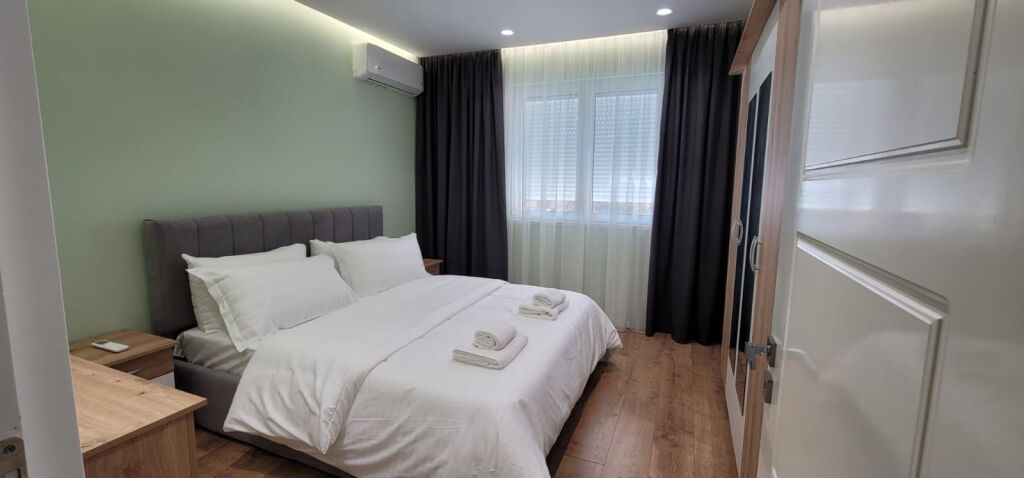 2+1,i mobiluar luks te mondiali ,21 dhjetori,cmimi 750 euro,dhe per airbnb