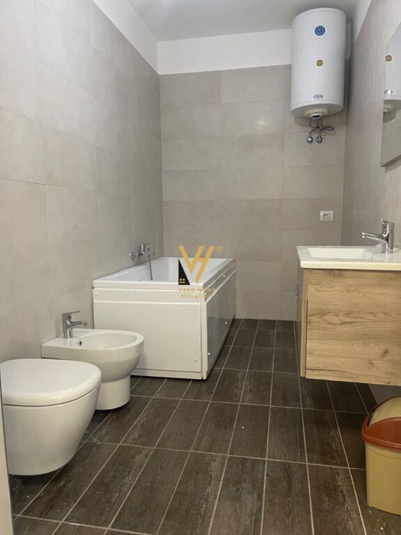 JEPET ZYRE 80 M2 ME QERA NE MYSLYM SHYR 800 EURO
