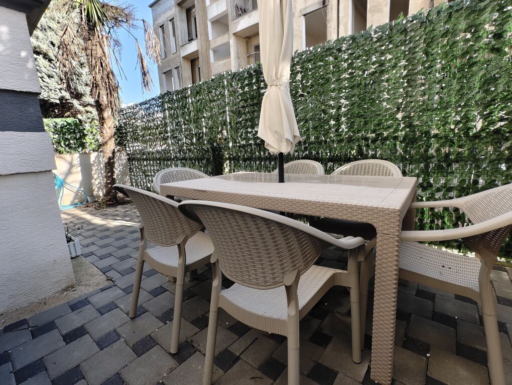 SHITET APARTAMENT 1+1 ME OBORR TE GJIRI I LALZIT PRANE KOMPLEKSIT "INSIFA"