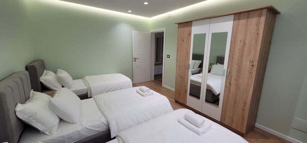 2+1,i mobiluar luks te mondiali ,21 dhjetori,cmimi 750 euro,dhe per airbnb