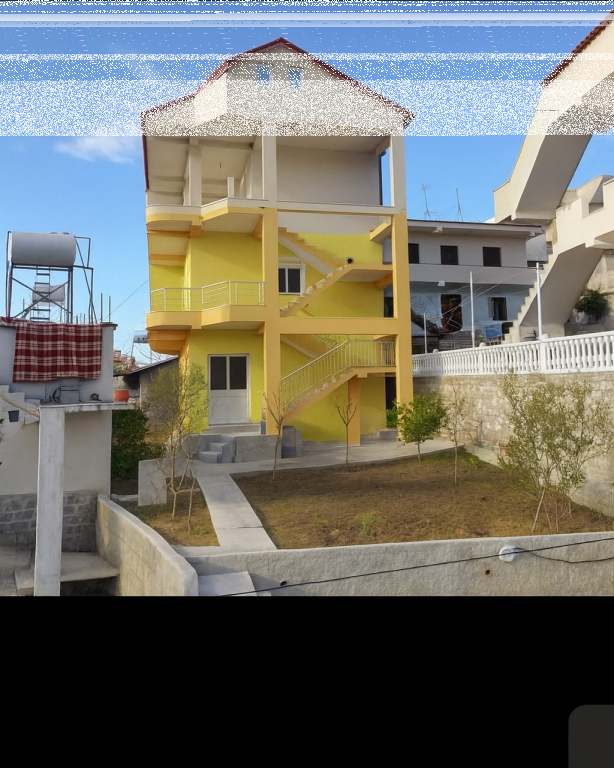 Shitet shtëpi private 3-katëshe – Sharrë, Kombinat (sipër Liqenit të Sharres)
