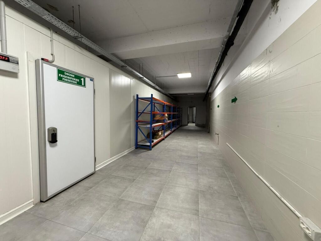 MAGAZZINO IN AFFITTO 1200 M2 "CURVA DI KAMZË" 6000 EURO (PARCHEGGIO PER AUTO MOLTO PESANTI).