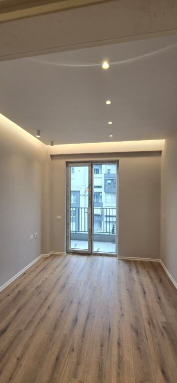 APARTAMENT ME QIRA PËR ZYRË 92M2 "KOMUNA E PARISIT,RRUGA VIKTOR EFTIMIU" 900 EURO