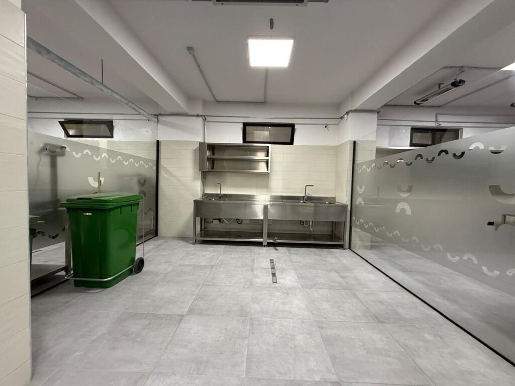 MAGAZZINO IN AFFITTO 1200 M2 "CURVA DI KAMZË" 6000 EURO (PARCHEGGIO PER AUTO MOLTO PESANTI).