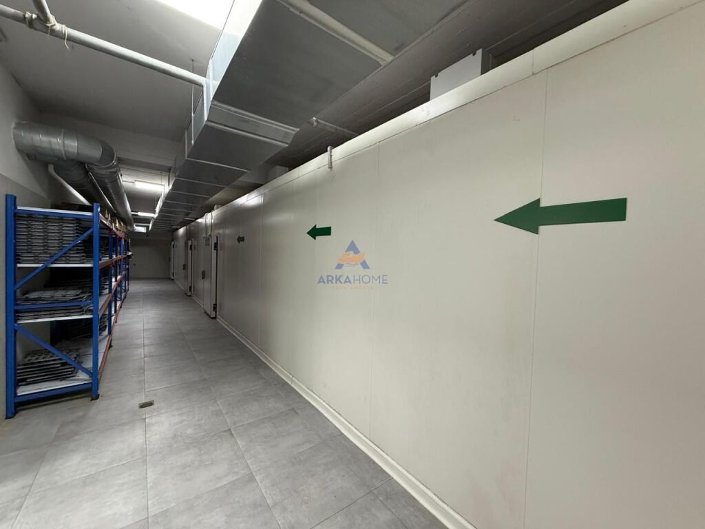 MAGAZZINO IN AFFITTO 1200 M2 "CURVA DI KAMZË" 6000 EURO (PARCHEGGIO PER AUTO MOLTO PESANTI).