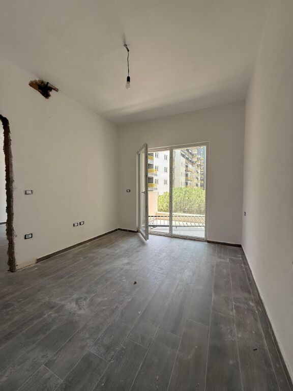 ZYRE ME QERA 80 M2 RRUGA E KAVAJES 750 EURO