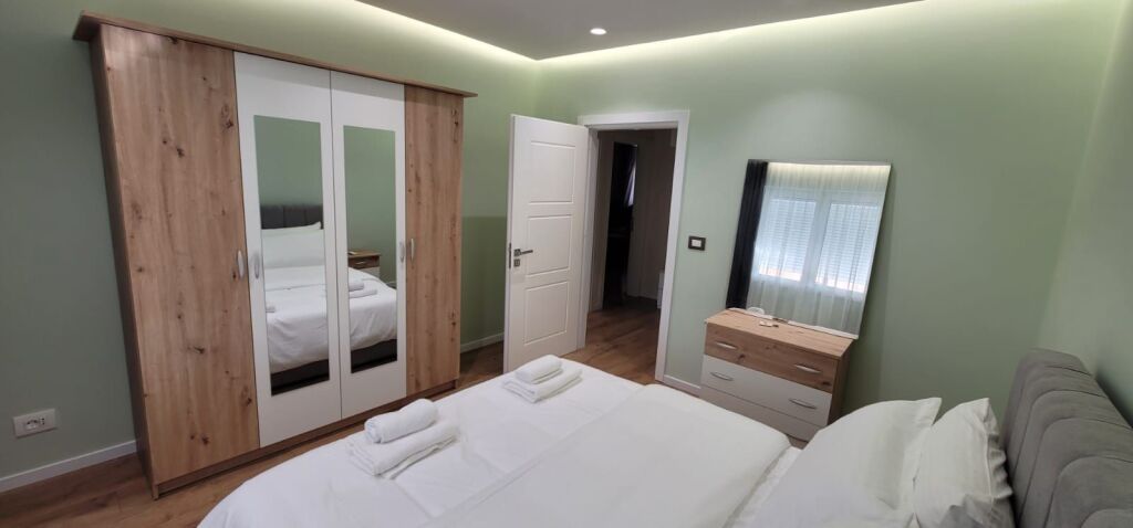 2+1,i mobiluar luks te mondiali ,21 dhjetori,cmimi 750 euro,dhe per airbnb