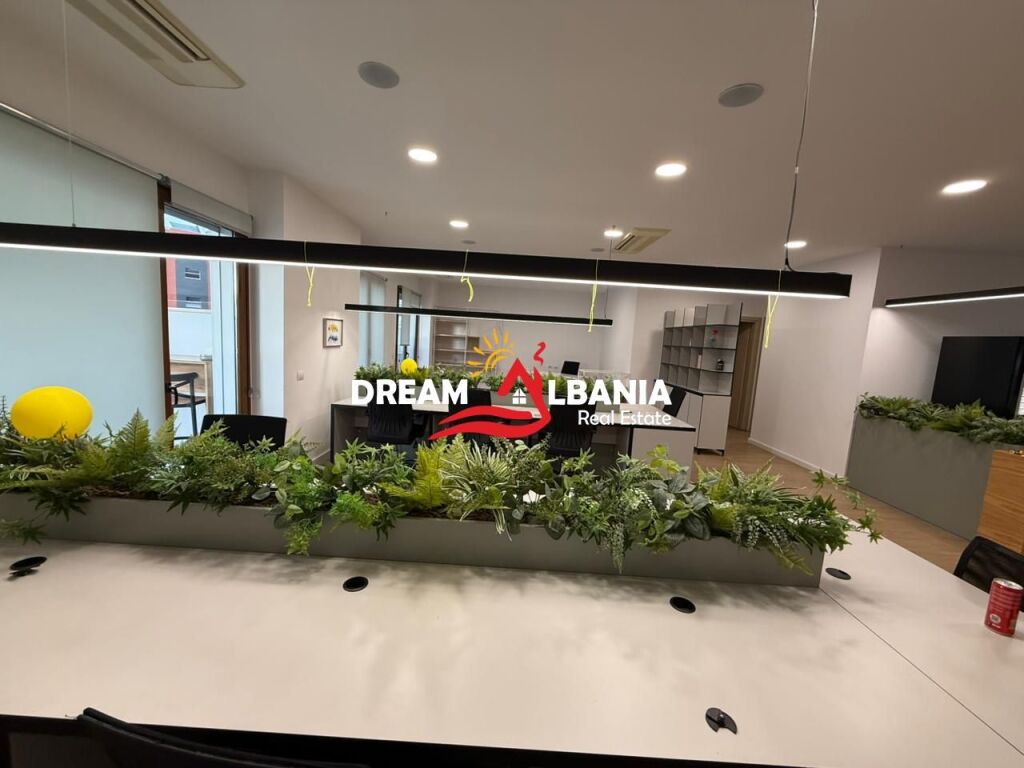 Locale per ufficio in affitto a Delijorgji vicino all'Hotel Hilton (ID 4261941).