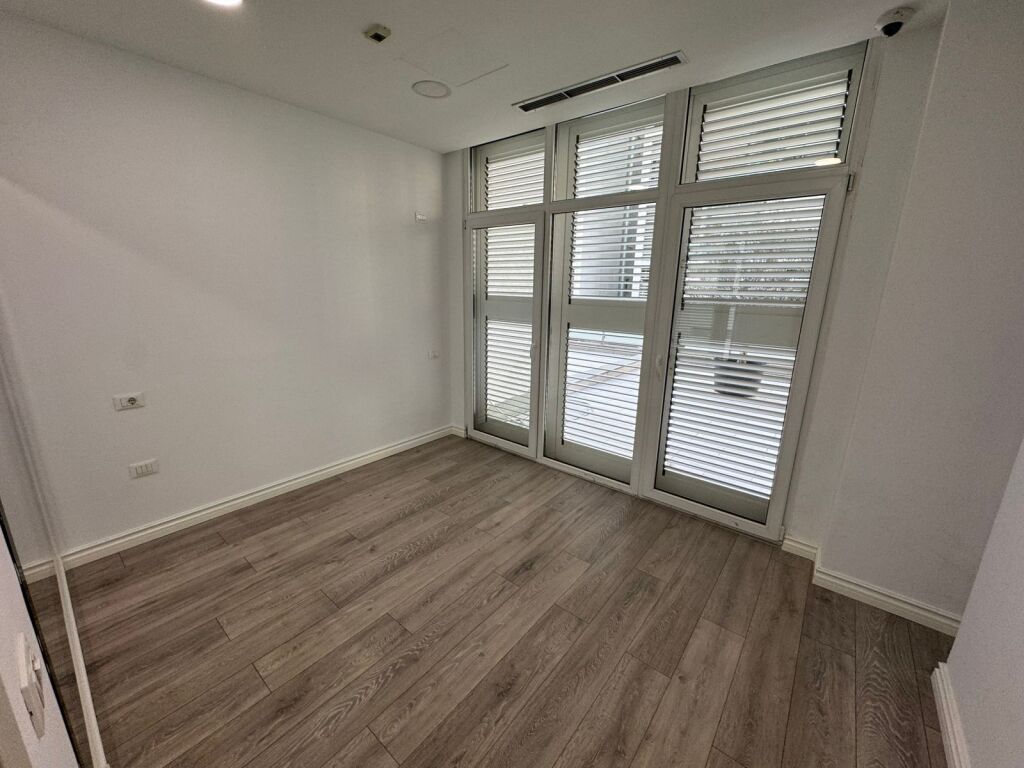 🏢 Locale per uffici in affitto 📍 Indirizzo: Komuna e Parisit, Kika 2💶 Prezzo: 4500 €