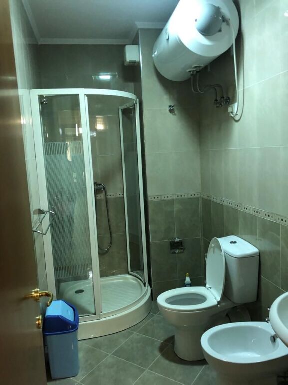 🏢Myslym Shyri,jepet me qera apartament 3+1+2+post parkimi ,pjeserisht i mobiluar 80,000Leke