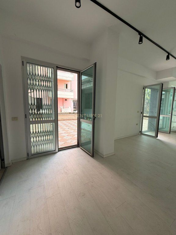 UNITÀ COMMERCIALE IN VENDITA A VLORE, TRANSBALLKANICA