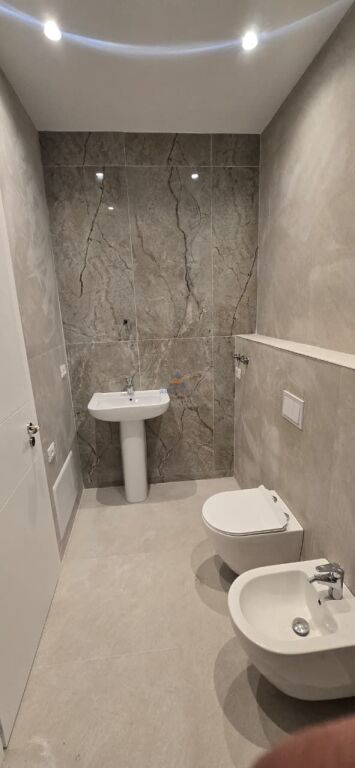APARTAMENT ME QIRA PËR ZYRË 92M2 "KOMUNA E PARISIT,RRUGA VIKTOR EFTIMIU" 900 EURO