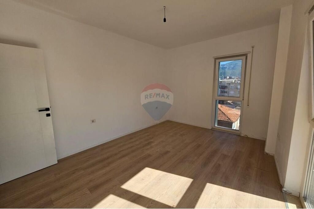 Zyre per qira tek Pazari i Ri!