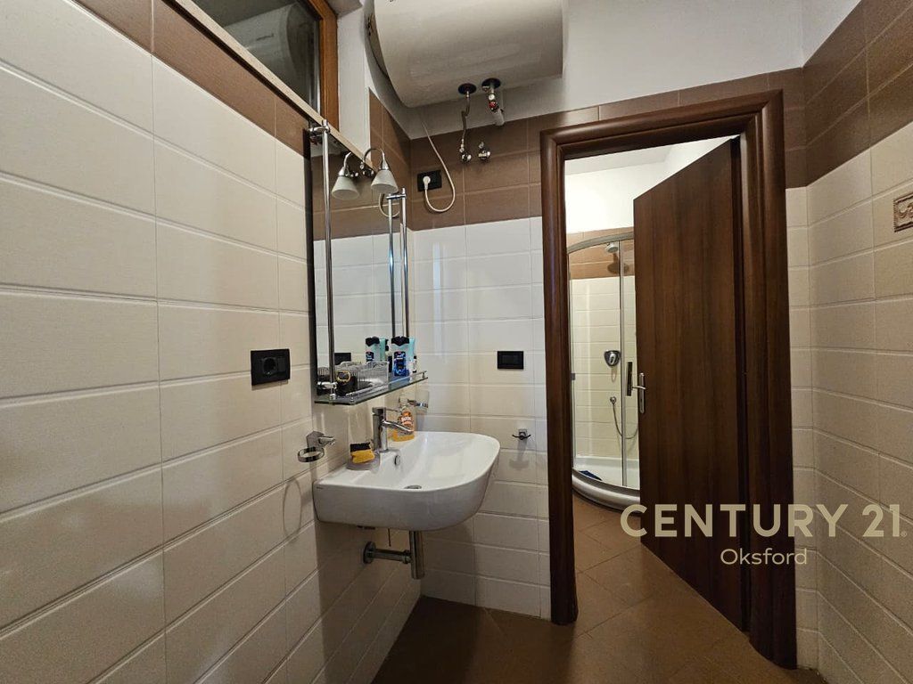 JEPET ME QIRA APARTAMENT 2+1 ME POST PARKIMI TEK BULEVARDI I RI