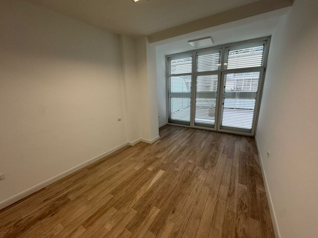 Jepet me qera Ambjent per Zyre  Adresa : Komuna Parisit  kika 2  Kati 1  11 dhoma te gjitha me kondicjoner  3 tualete  100 m2 verande  Sistem kamerash Siperfaqe 270 m 2  Cmimi 4000€neto